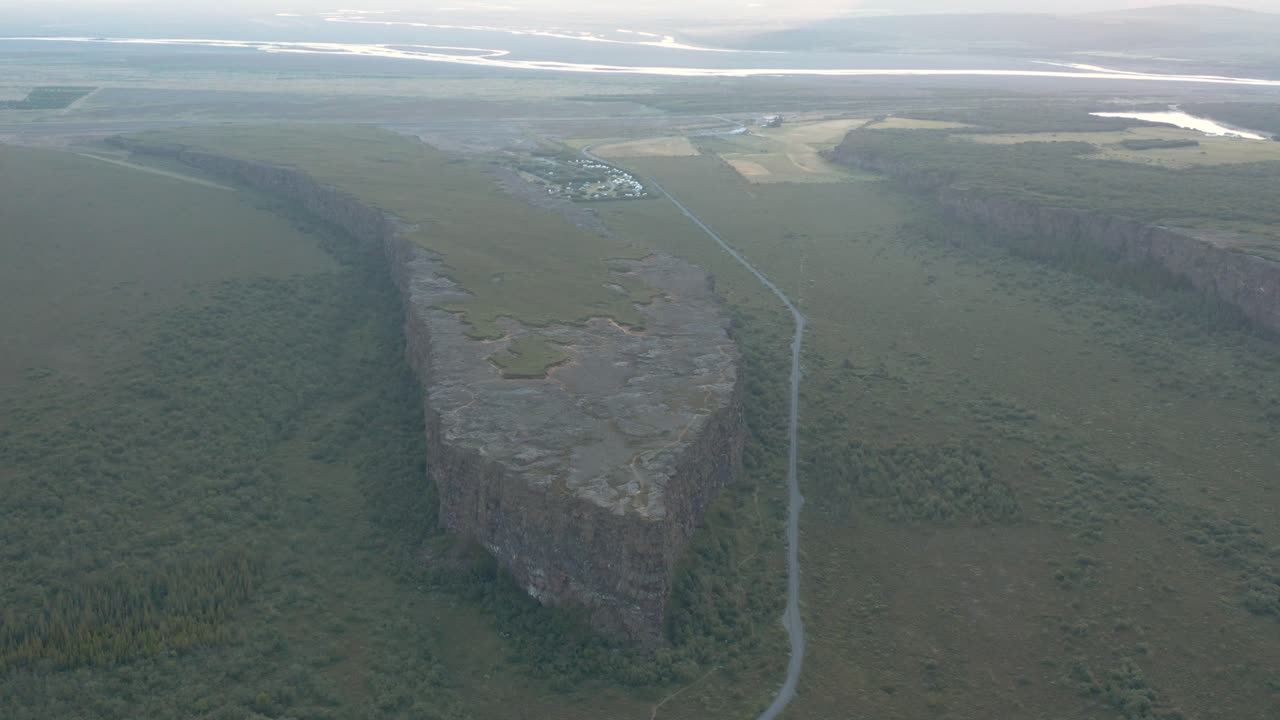 밝은 햇빛, 공중과 관광 계곡 asbyrgi에 장엄한 바위 섬 eyjan