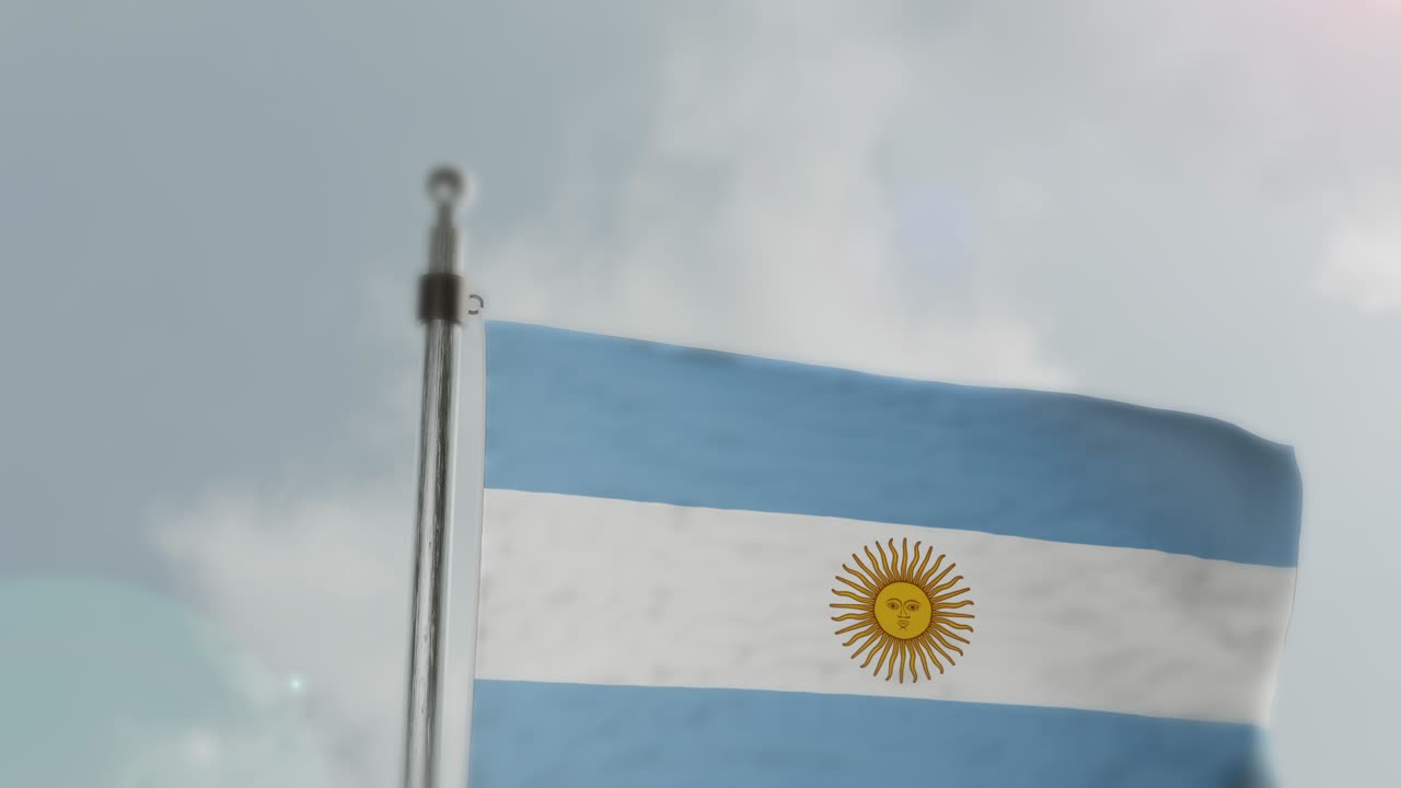 Bandera de Argentina ondeando en un mástil contra un cielo nublado