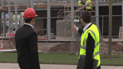 dos ingenieros en discusión en un sitio de construcción