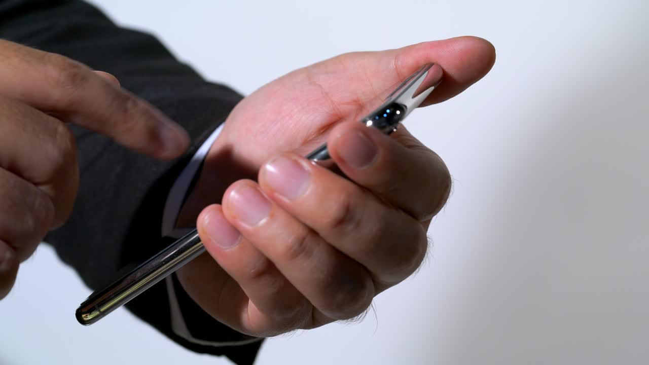 hombre de negocios toca el teléfono inteligente en la oficina