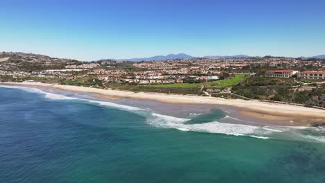 Vista-Panorámica-De-La-Costa-En-Dana-Point-En-California,-EE.UU.---Toma-Aérea-De-Un-Drone