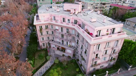 Toma-Aérea-Del-Edificio-Rosa-En-El-Centro-De-Santiago-Con-Una-Entrada-De-Azulejos