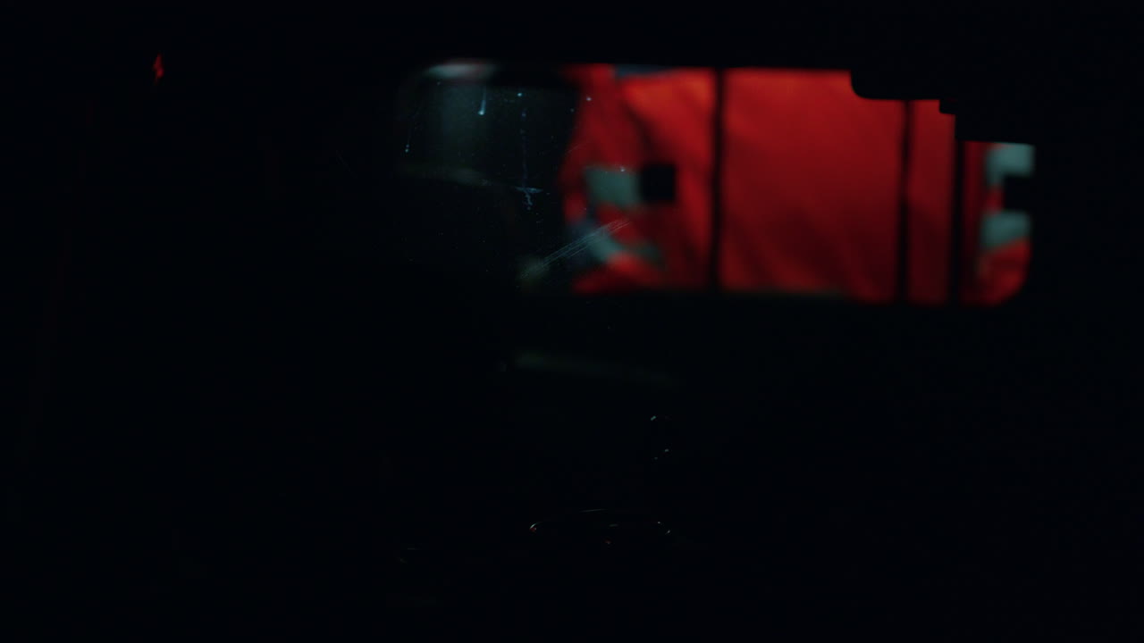 coche de emergencia llegando a un accidente de tráfico. paramédico de pie dentro del vehículo