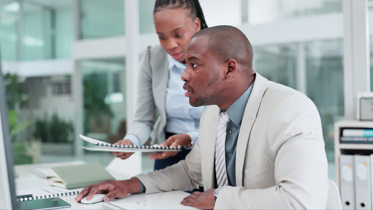 Ordinateur, portfolio ou manager formant un homme noir