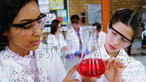 animación de ecuaciones matemáticas sobre dos niñas diferentes en la clase de ciencias en el laboratorio de la escuela.