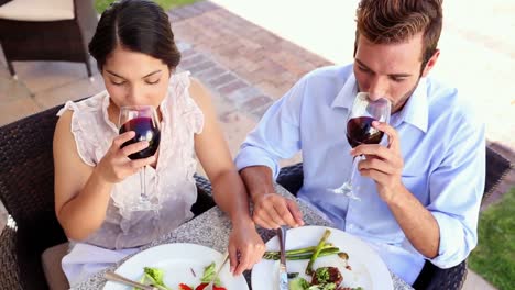 Pareja-Feliz-Teniendo-Una-Comida-Romántica-Juntos