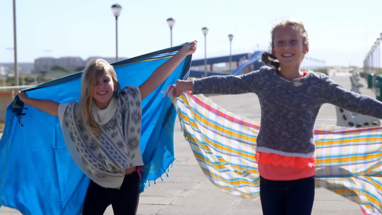 hermanos divirtiéndose cerca de la playa 4k