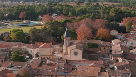 Iglesia-Histórica-En-Otoño,-Vista-Panorámica-Aérea-De-St-Drezezy-Francia