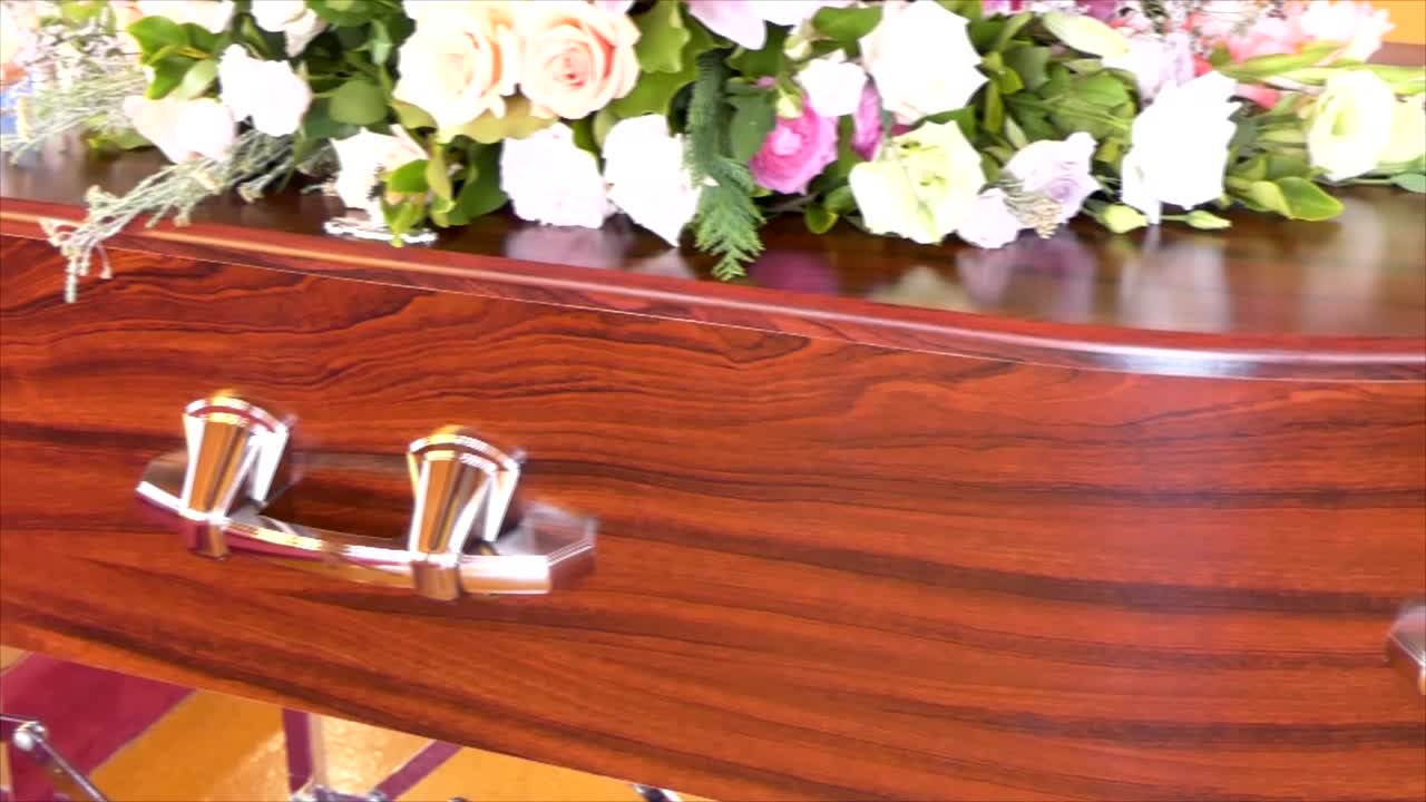 영구차나 예배당에 있는 장례식 관이나 관의 클로즈업 샷 또는 묘지의 매장