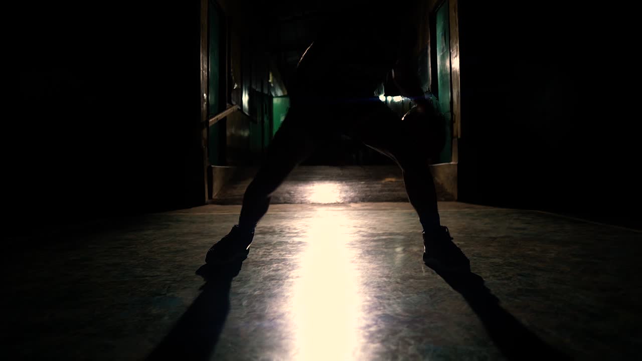 jugador de baloncesto practicando para regatear