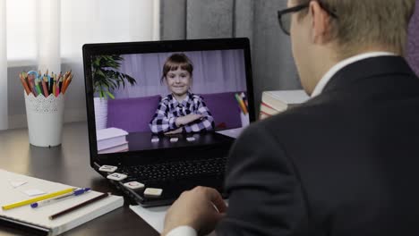el maestro hace una llamada de video en la computadora portátil con los niños del alumno. educación a distancia