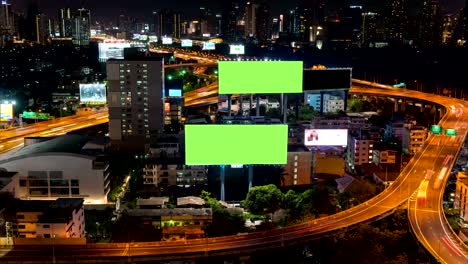 4k time lapse: pantalla verde de cartelera con luces de tráfico nocturnos de la ciudad en el fondo. bangkok tailandia. resolución 4k.