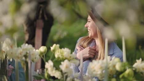 mujer joven feliz en la fiesta del jardín en verano o primavera dama alegre está sonriendo y riendo