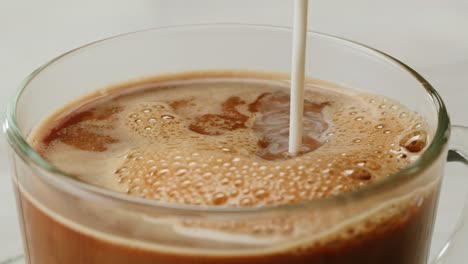 vertiendo leche en el café