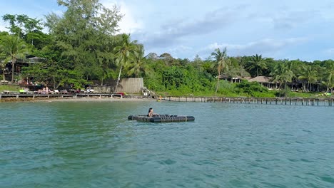 Hermosa-Chica-En-Una-Piscina-Inflable-En-El-Océano-Junto-A-Una-Isla-Tropical,-Koh-Kood,-Tailandia