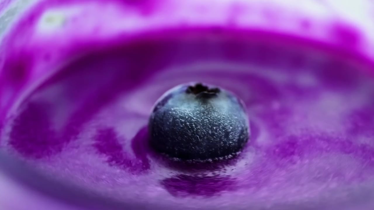 Perspectiva em close-up focando no padrão semelhante a um olho com uma mirtilo em cada quadro, ambientado em um misterioso fundo abstrato roxo com padrões em espiral. Esta arte abstrata.