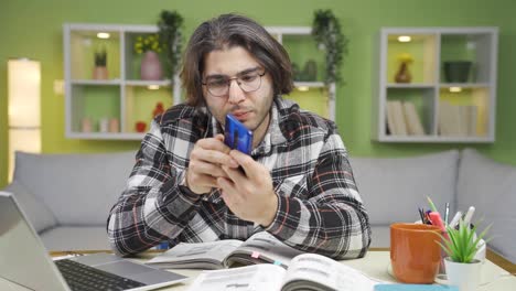 el joven cuyo teléfono se agota se enoja. adicción al teléfono.