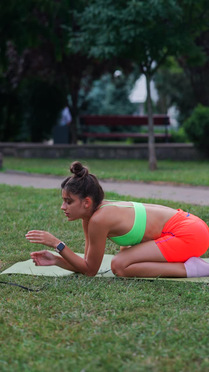 mujer haciendo ejercicio con su perro en un parque