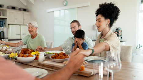 Tomados-De-La-Mano,-Comida-Casera-Y-Familia-Feliz-Rezando