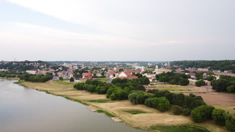 Castillo-De-Kaunas-De-Todo-El-Casco-Antiguo-En-Vista-Ascendente-De-Drones