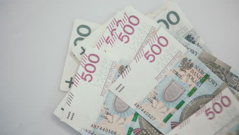 put 500 polish money on 100 polish money, counting money at home