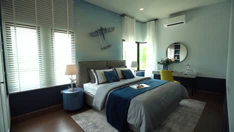 Elegante-Diseño-Interior-De-Dormitorio-En-Azul-Y-Blanco,-Completamente-Amueblado