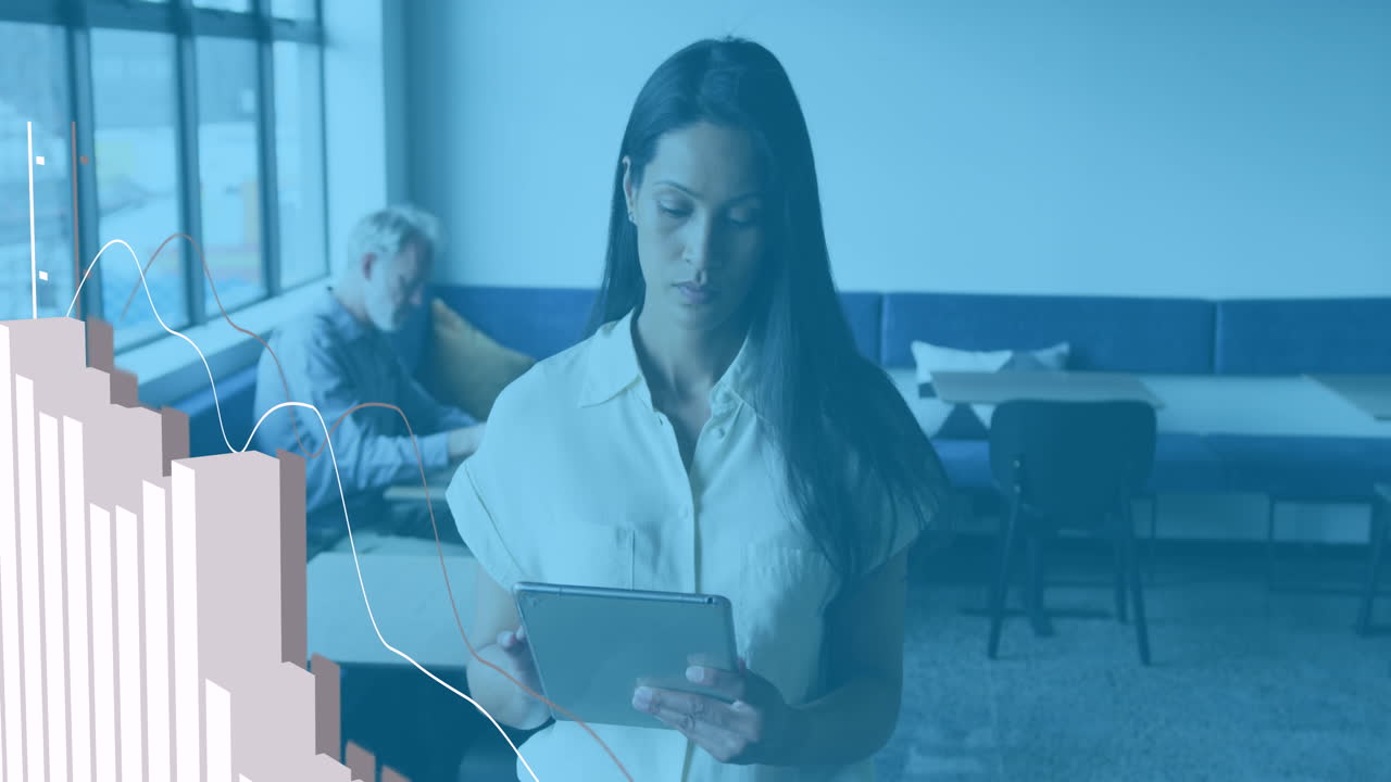 animación del procesamiento de datos estadísticos contra mujeres biraciales usando tableta digital en la oficina
