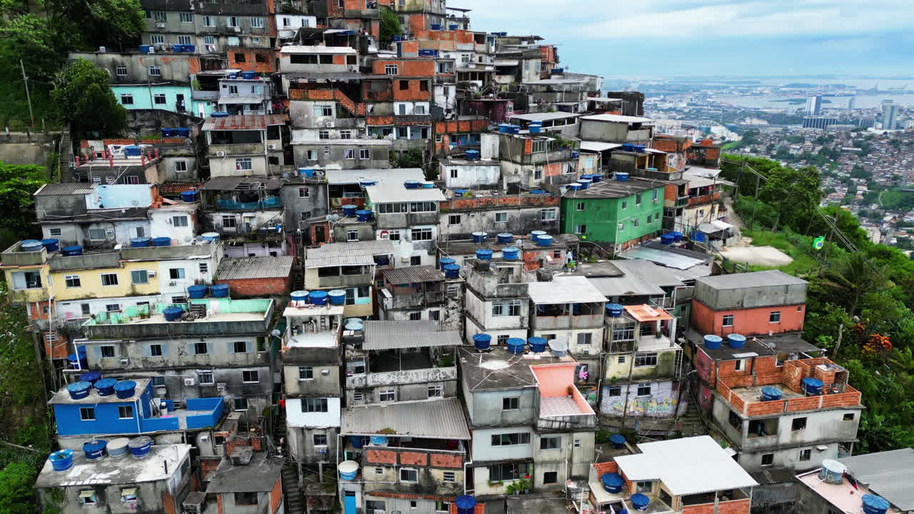 Bulutlu Brezilya, Rio de Janeiro'daki gecekondu evlerinin önünde yükselen havadan görünüm
