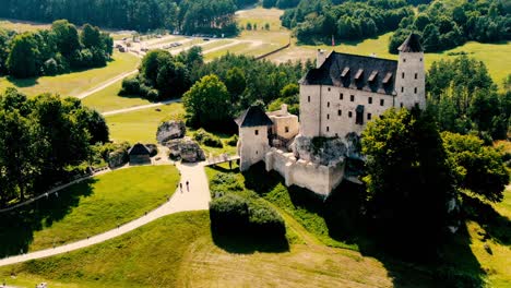 Vista-Aérea-De-La-Mañana-En-El-Castillo-Real-Medieval-Bobolice