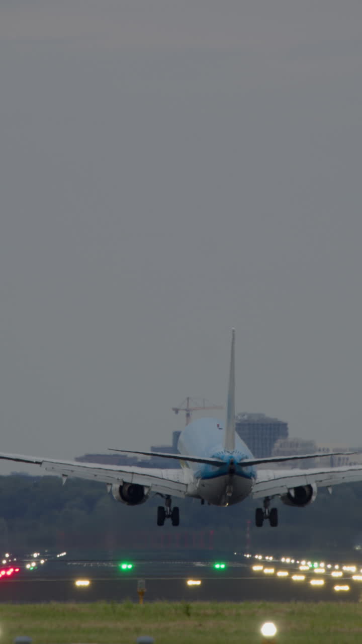 aterrizaje de un avión en un aeropuerto