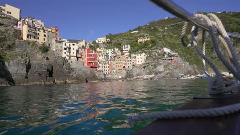 uno de los cinco hermosos pueblos de cinque terre con casas coloridas en un acantilado junto al mar, vista desde el barco
