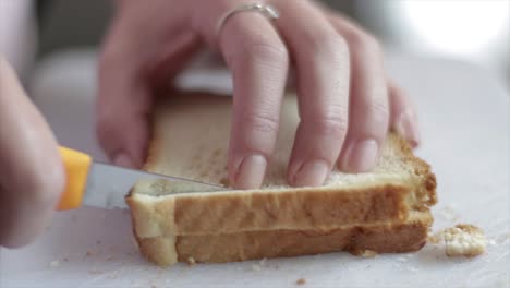 Brotscheiben-Mit-Einem-Messer-Von-Der-Kruste-Befreien