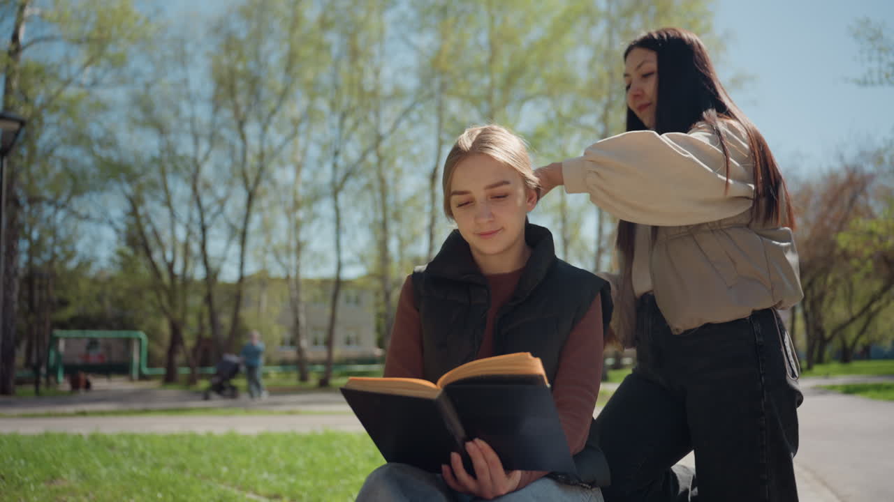 소녀와 친구의 부드러운 스타일링, 친구로부터 정성스러운 헤어 케어를 받는 소녀의 평화로운 장면, 친구로부터 따뜻한 헤어 스타일링 도움을 받아 행복해하는 소녀의 평온한 순간