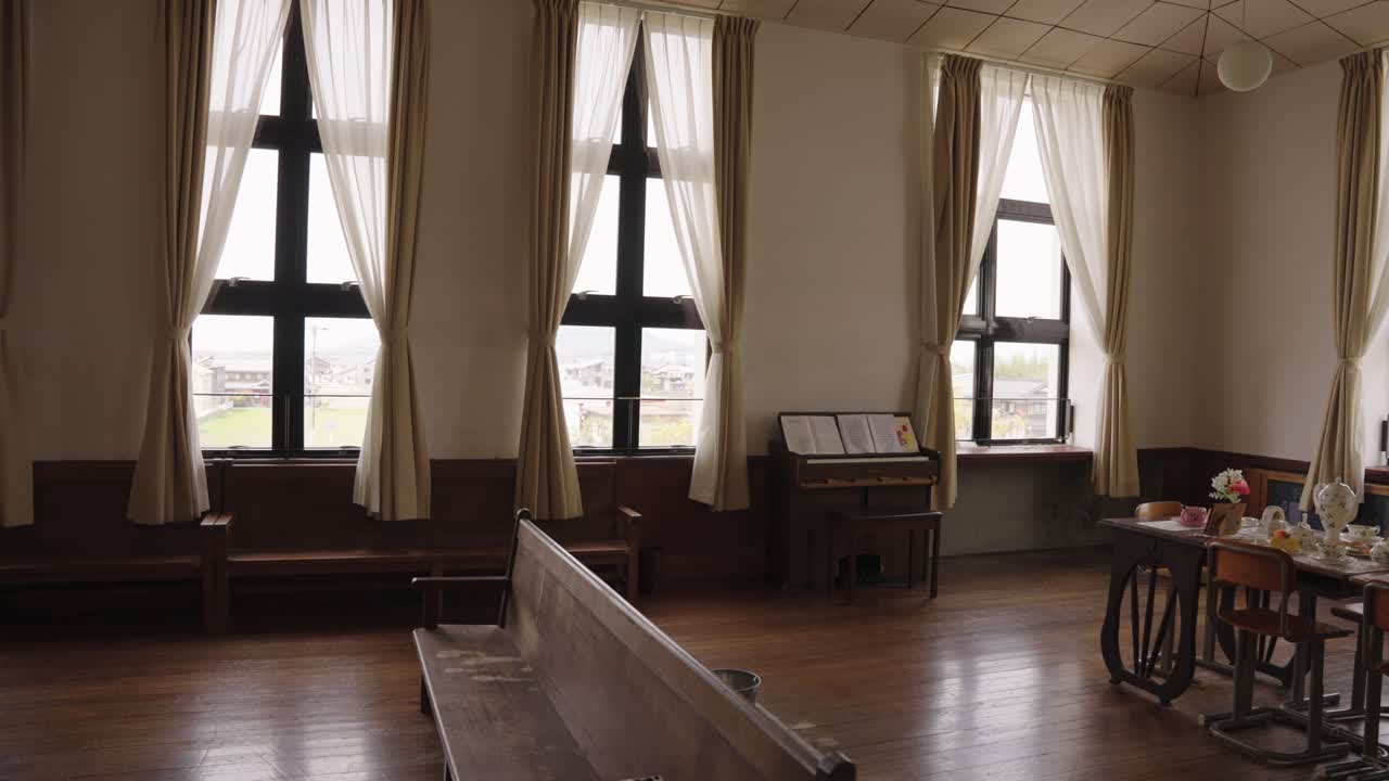 역사적인 도요사토 초등학교 음악실, 일본 시가 4k