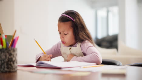 niña haciendo la tarea.