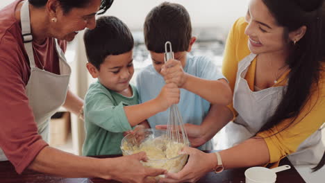 Oma,-Teamarbeit-Oder-Glückliche-Kinder,-Die-Mit-Der-Mutter-Backen