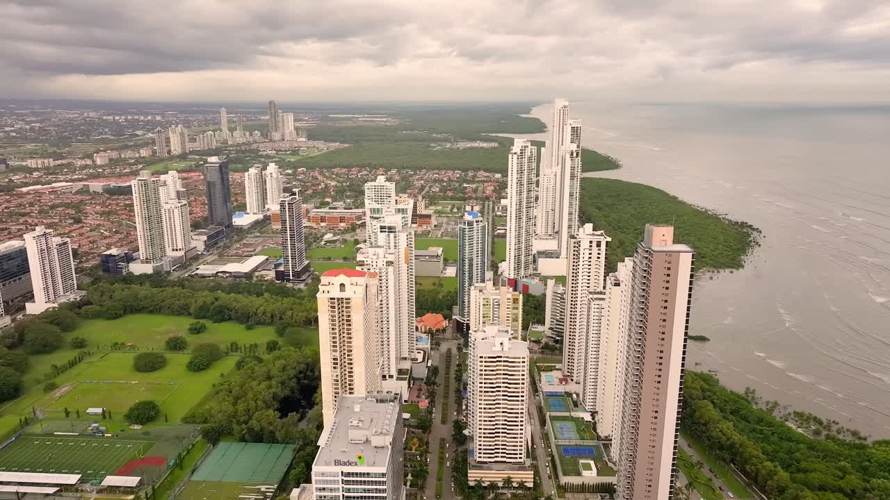 Ripresa aerea con drone di Costa del Este a Panama che si muove verso gli edifici