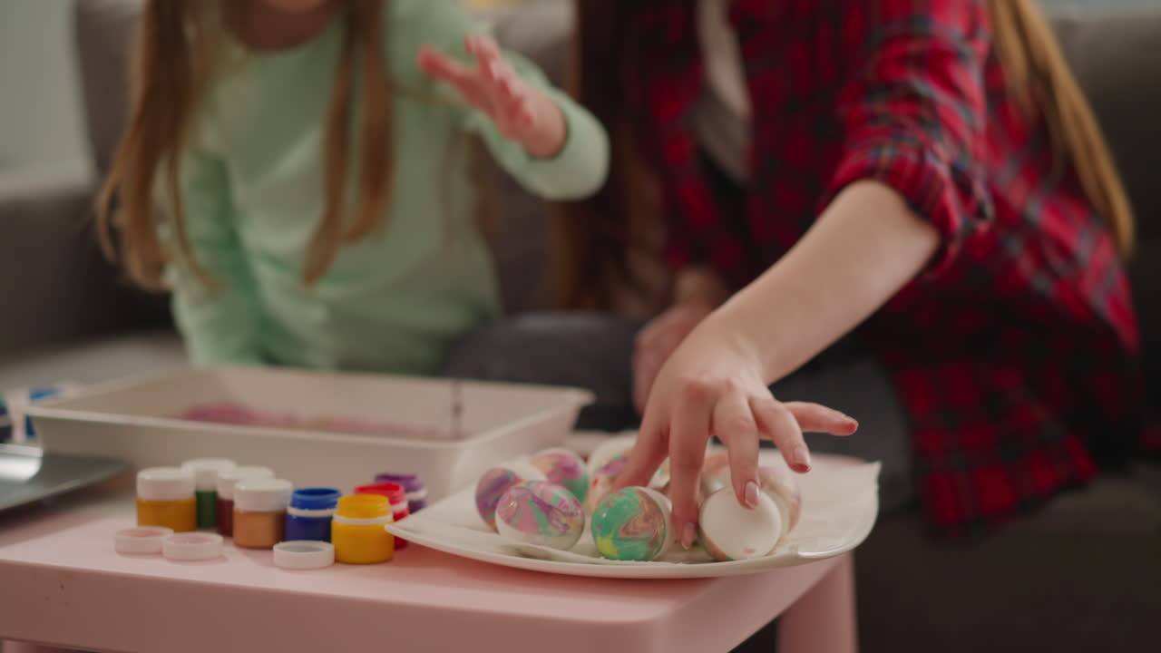 hermanas felices preparan la colección de huevos brillantes para la pascua