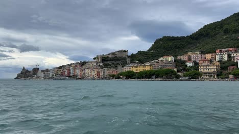 acercándose a porto venere desde el mar. cinematográfico