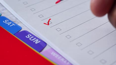 comprobar las tareas en un planificador semanal