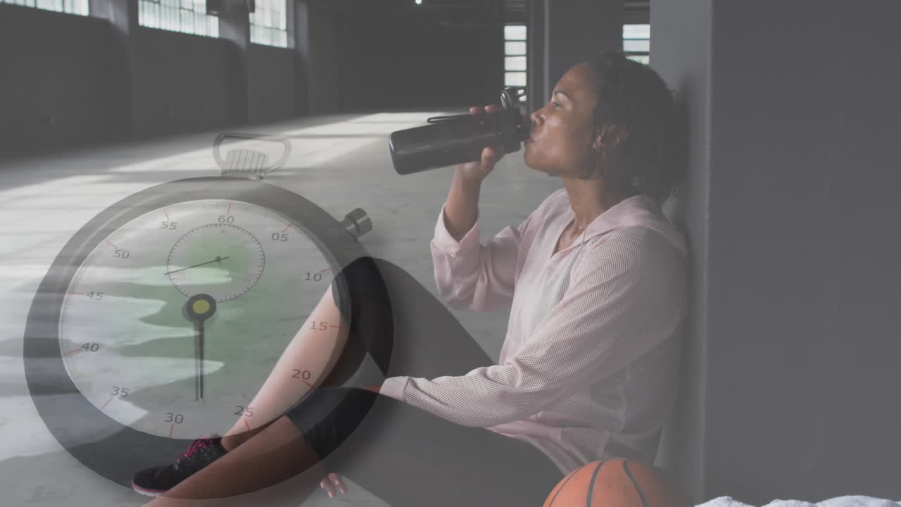 анимация хронометра над женщиной, пьющей воду в заброшенном здании