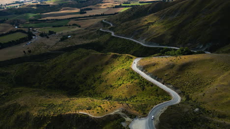 Vista-Circular-Aérea-De-La-Carretera-A-Wanaka-Desde-Queenstown