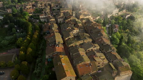 Sonniger-Morgen-über-San-Gimignano-In-Siena,-Toskana-Mit-Blick-Auf-Die-Bastion-St