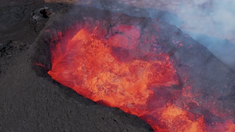 magma ardiente burbujeando en el cráter del volcán agujero de litli-hrútur, aérea