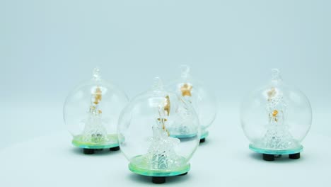 los árboles de navidad se cierran dentro de bolas de cristal sobre un fondo blanco.