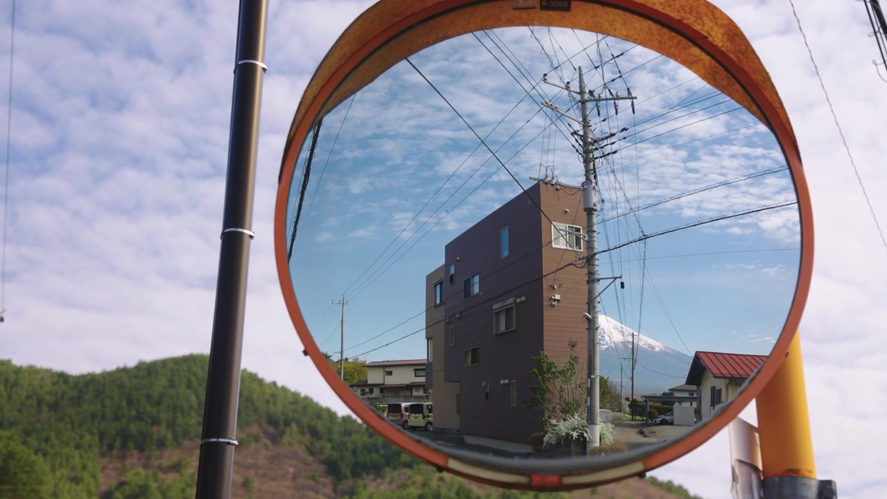 Monte Fuji che si riflette in uno specchio stradale, quartieri rurali del Giappone