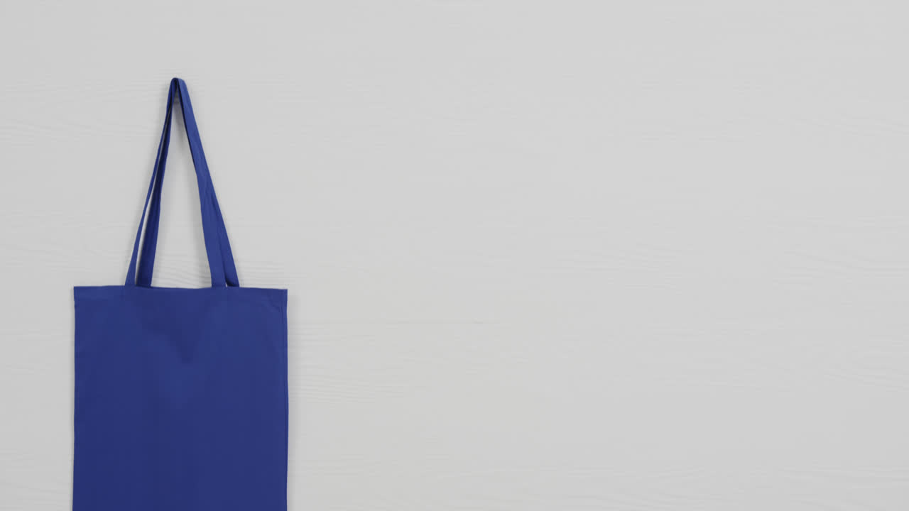 ⁇  바탕에 있는 파란색 가방의 클로즈업, 복사 공간, 슬로우 모션