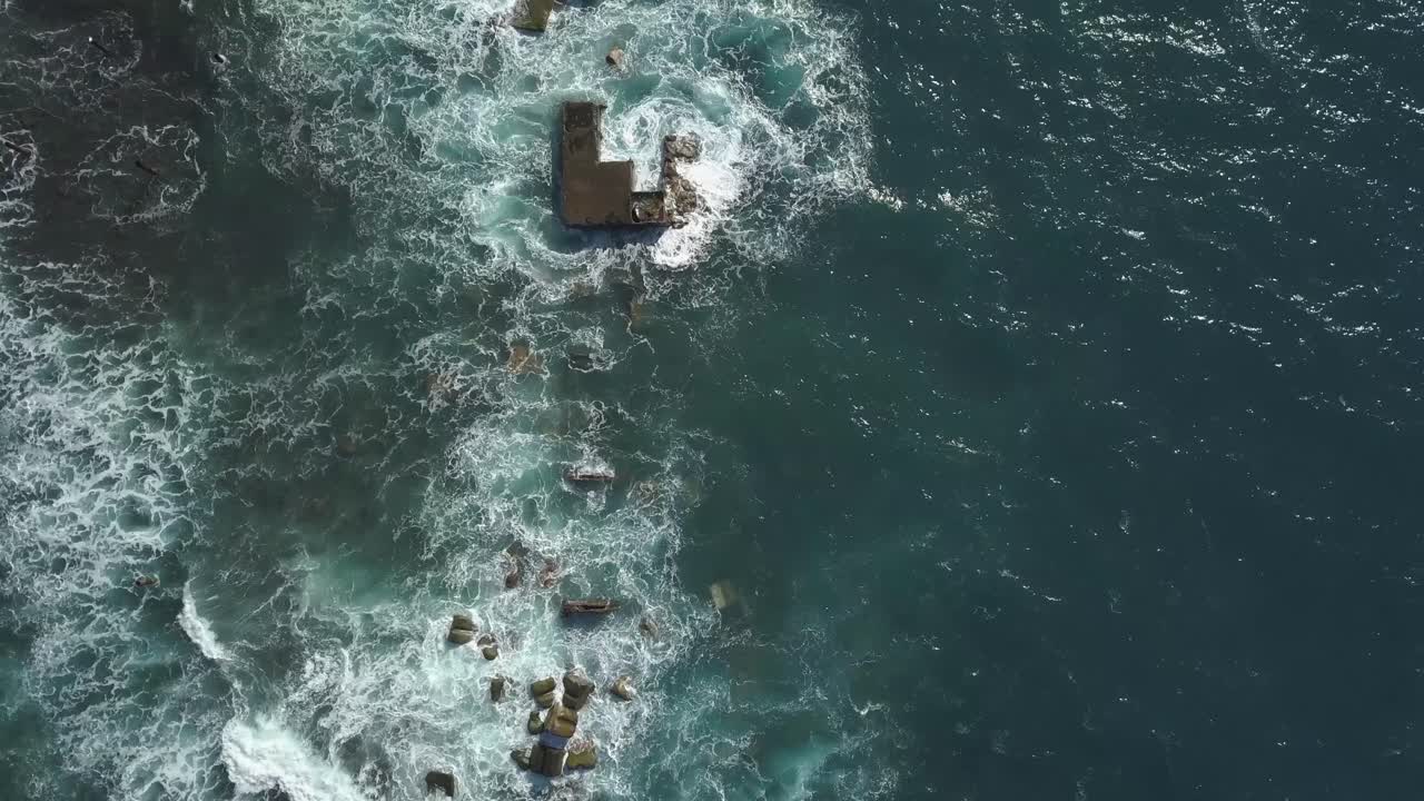 vista aérea de la destrucción de las olas en el puerto deportivo desactivado de lugar de baixo, ponta do sol, isla de madeira, portugal