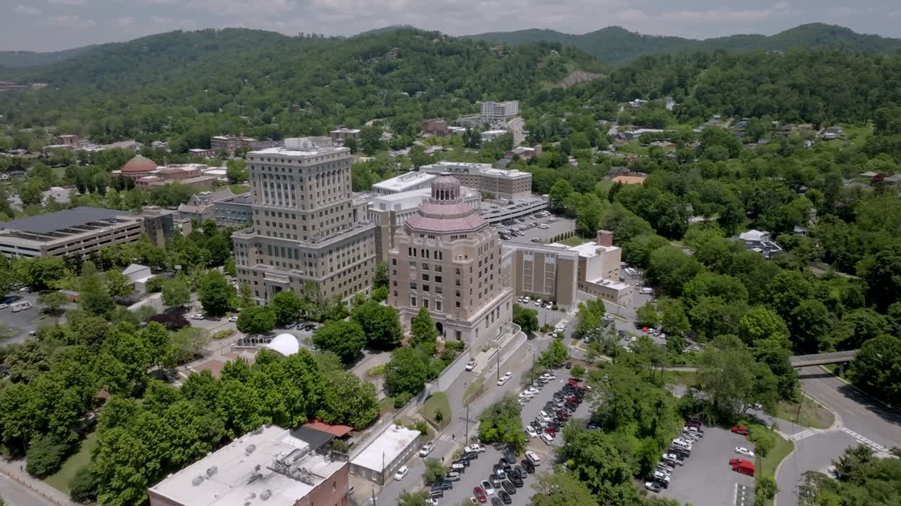 Tribunale della Contea di Buncombe ad Asheville, Carolina del Nord, con video drone in avvicinamento.