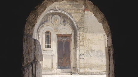 Puerta-De-Madera-Ornamentada-Cerrada-Y-Pasaje-Secreto-En-El-Monasterio-De-Motsameta